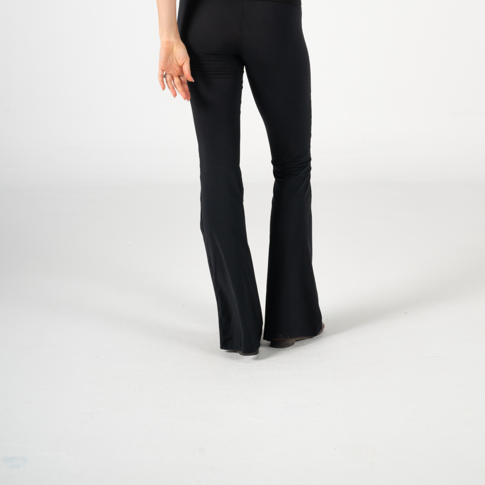 BLACK FLARED YOGA PANTS
