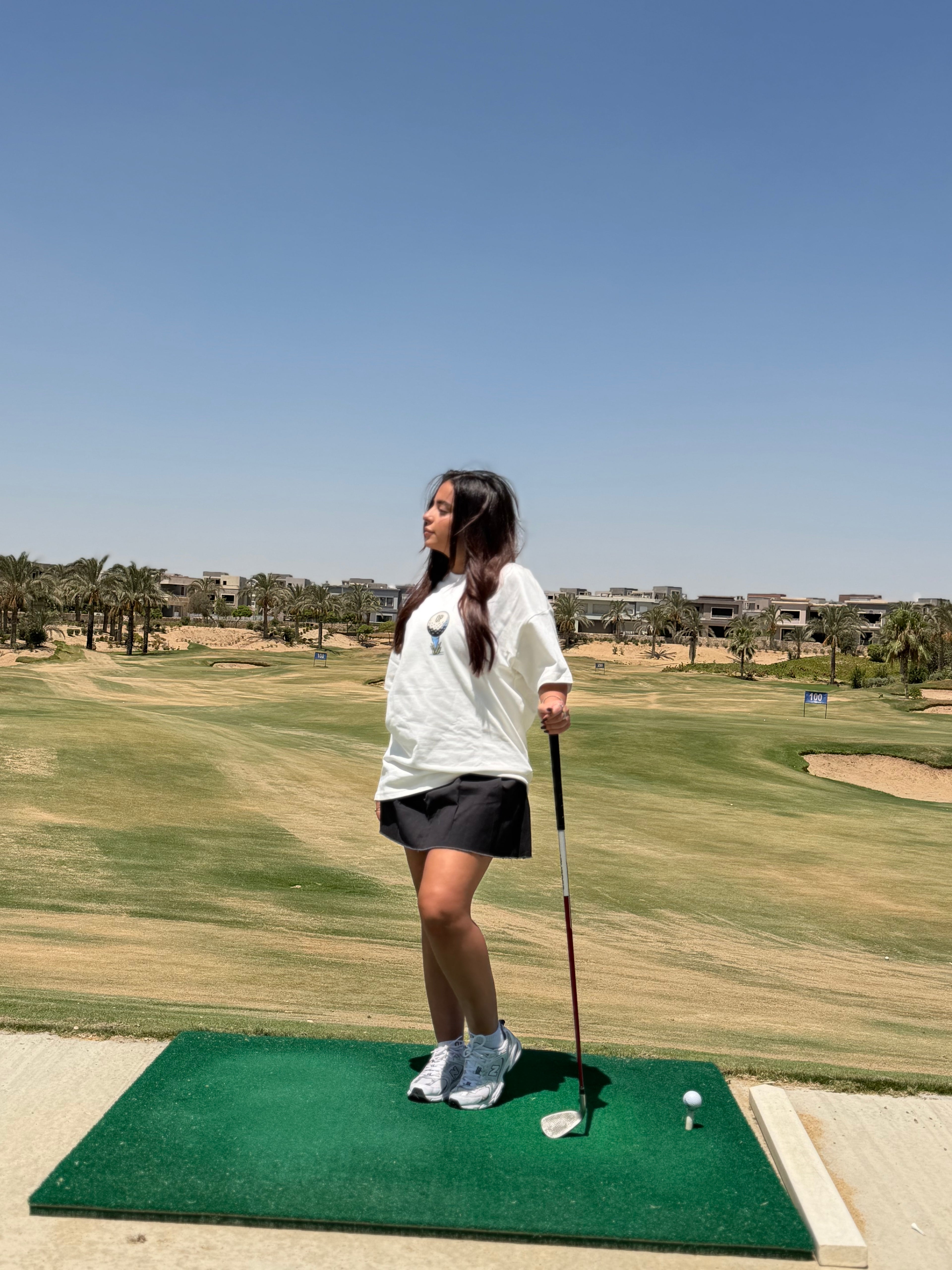 WHITE T-SHIRT GOLF CLUB