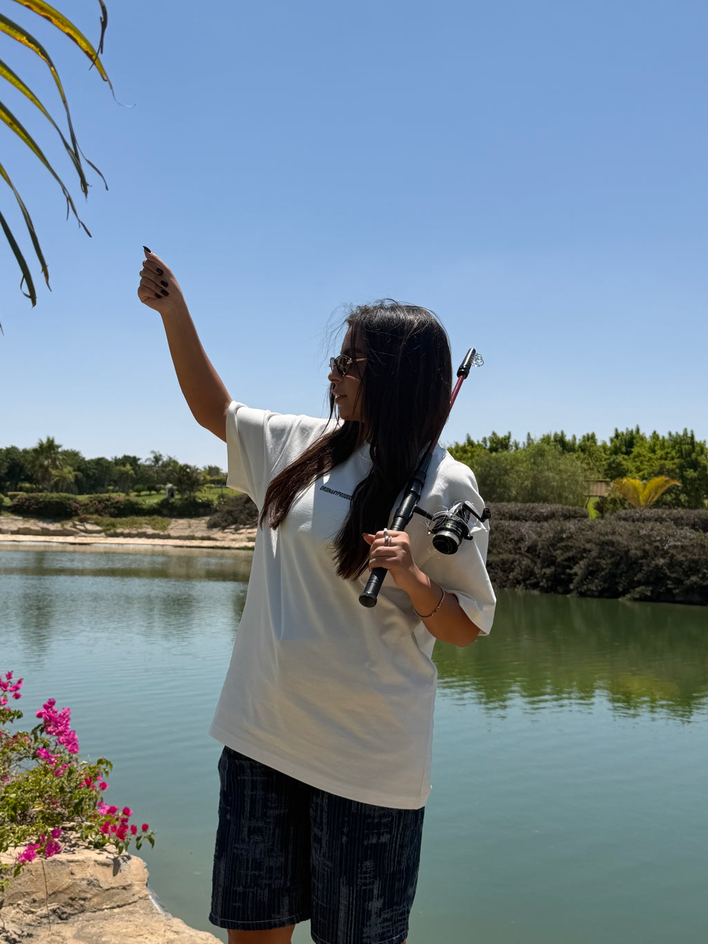 WHITE T-SHIRT FISHING CLUB