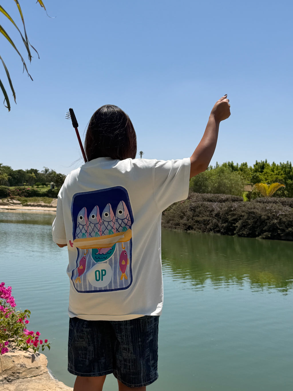 WHITE T-SHIRT FISHING CLUB